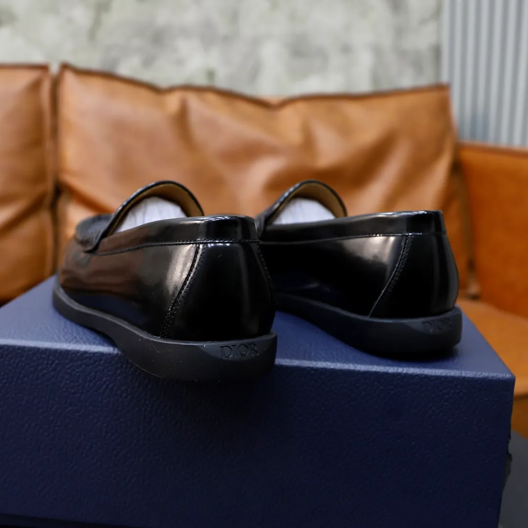 Ex-factory price: 540🙅‍♂️🙅‍♂️🙅‍♂️ Brand: Dior DIOR Standard code: Men's code 38/44 (45 can be customized) Grade: Same as the official website Material: Original cowhide stitching, cowhide lining, original TPU wear-resistant soft outsole Style categories: Leisure and sports version, footwear for driving, young fashion, European and American trends, British style Color: actual picture color